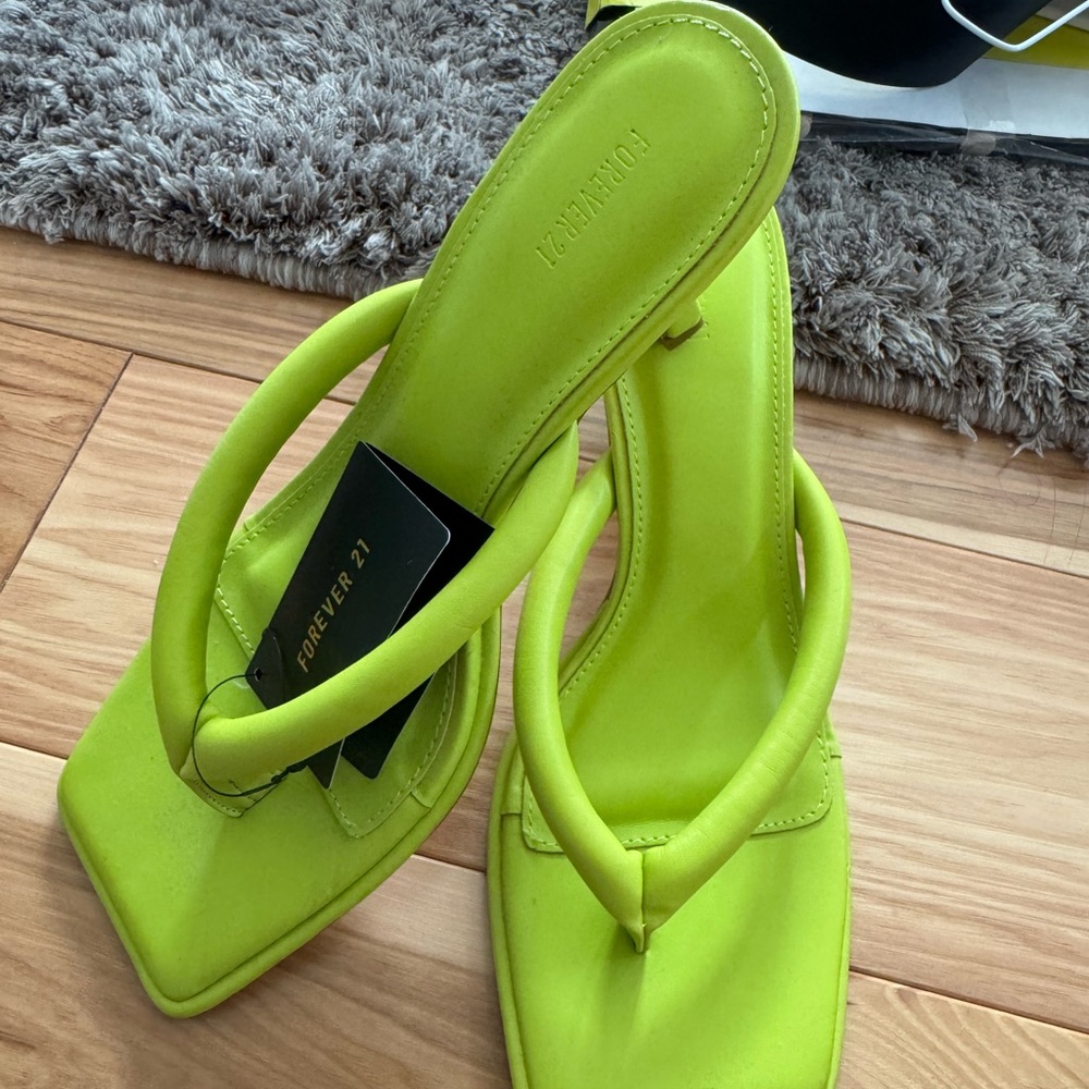 BRAND NEW (with tag) Forever 21 Green Flip Flop Kitten Heel